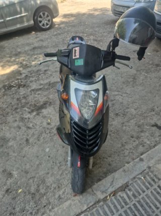Moto Scooter Aprilia Negra y Roja