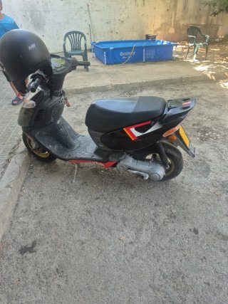 Moto Scooter Aprilia Negra y Roja