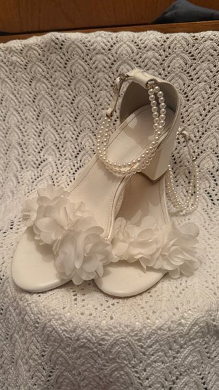 Sandalias blancas con perlas y flores