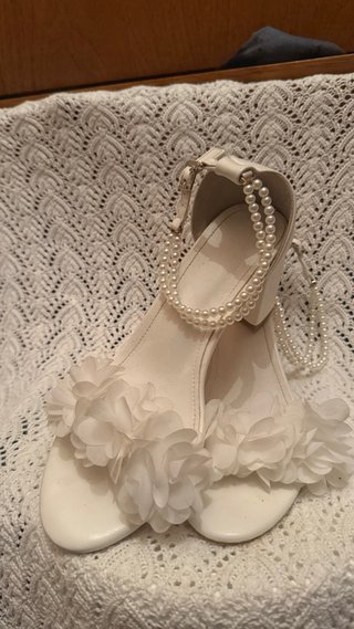 Sandalias blancas con perlas y flores