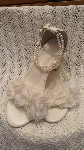 Sandalias blancas con perlas y flores