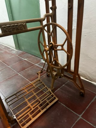 Mesa antigua para máquina de coser