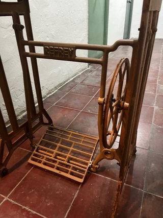 Mesa antigua para máquina de coser