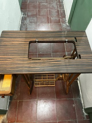 Mesa antigua para máquina de coser