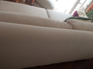 Sofá de tela beige. Armazón de madera de pino