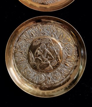 Maravillosos platos persas de bronce repujado