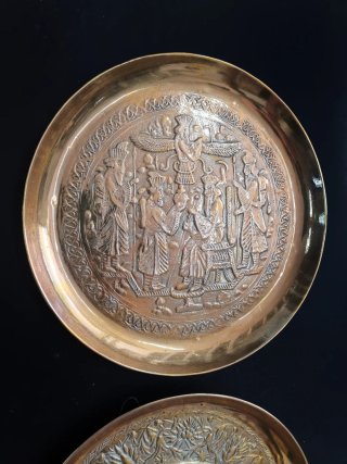 Maravillosos platos persas de bronce repujado