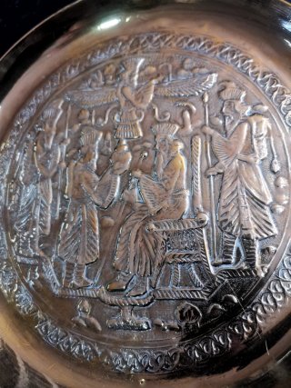 Maravillosos platos persas de bronce repujado