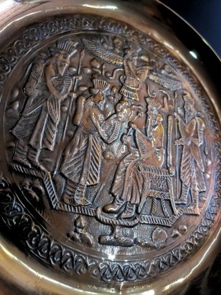 Maravillosos platos persas de bronce repujado