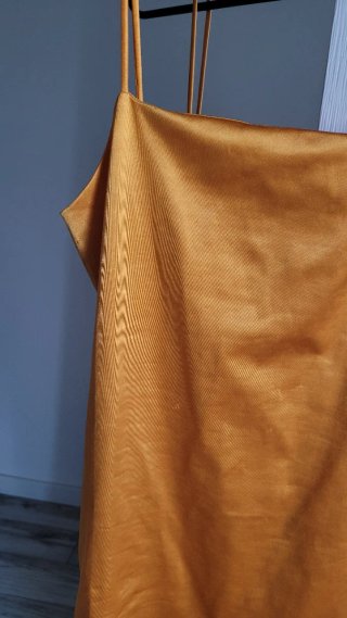 Vestito giallo con spalline sottili
