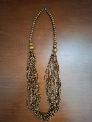 Bonito collar Marrón