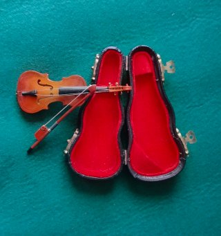 Violín miniatura con arco, y funda