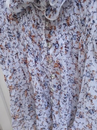 Blusa con volantes y estampado floral.