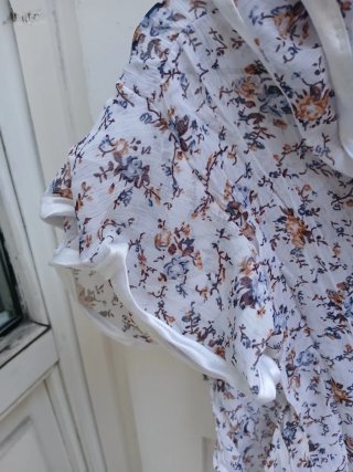 Blusa con volantes y estampado floral.