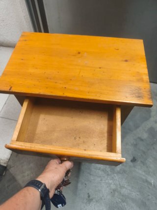 Mesita de noche de madera de pino, Venta en person