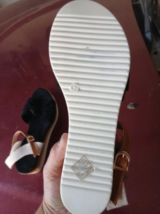 Sandalias negras y beige mujer
