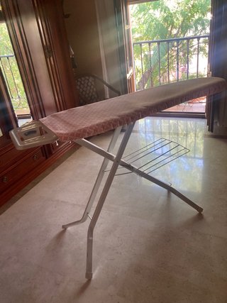 Tabla de planchar con tendedero