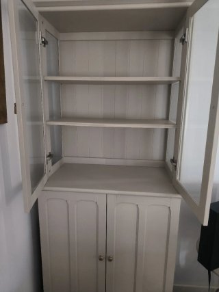 Vajillero de madera y cristal