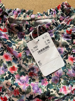 Blusa floral con volantes