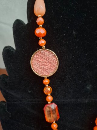 Collar largo naranja y dorado con colgante