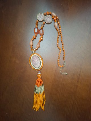 Collar largo naranja y dorado con colgante