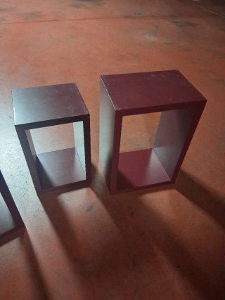 Estanterías de madera y plástico