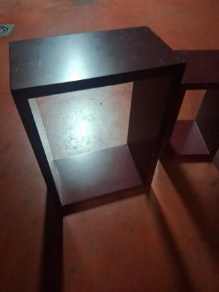 Estanterías de madera y plástico