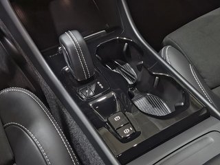 Volvo XC40 2.0 B3 G R-Design Auto