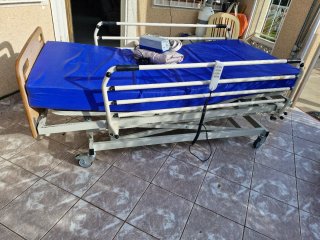 Cama hospitalaria eléctrica con colchón