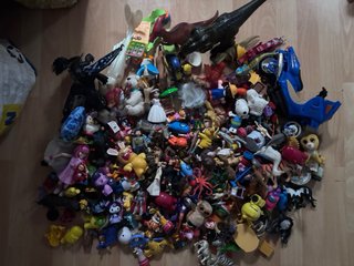 Lote de más 150 juguetes para niños y niñas.