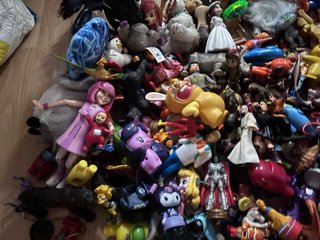 Lote de más 150 juguetes para niños y niñas.