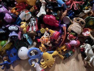 Lote de más 150 juguetes para niños y niñas.