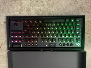 Teclado Logitech G915 TKL RGB Mecánico