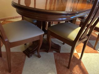 Mesa de comedor de madera ovalada. Con 6 sillas.