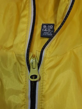 Chubasquero amarillo con capucha