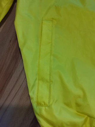 Chubasquero amarillo con capucha