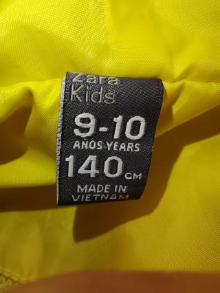 Chubasquero amarillo con capucha