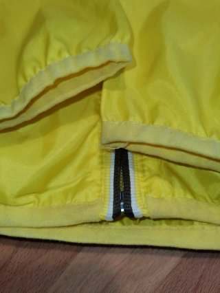Chubasquero amarillo con capucha