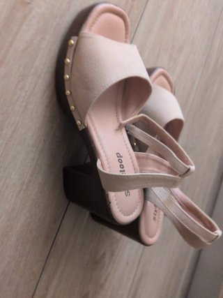 Sandalias beige con tachuelas
