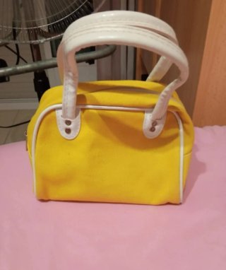 Bolso amarillo con asas blancas