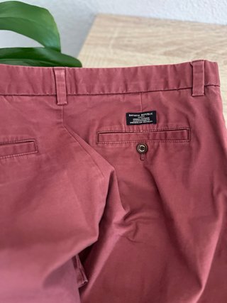 Pantalones chinos color burdeos