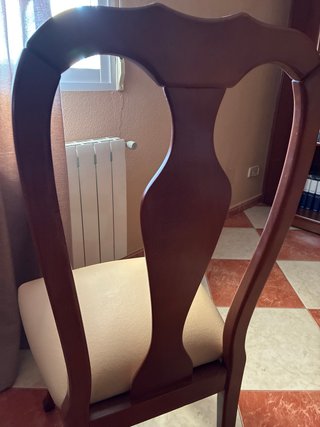 Silla de comedor madera y polipiel beige.