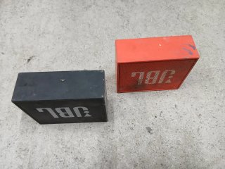 Cassa speaker JBL nera e rossa