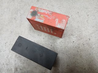 Cassa speaker JBL nera e rossa