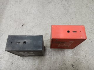 Cassa speaker JBL nera e rossa