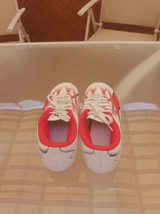 Botas de fútbol Puma blancas y rojas