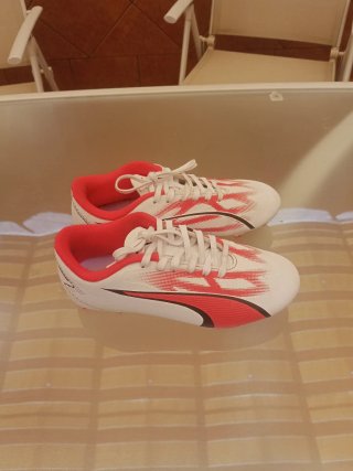 Botas de fútbol Puma blancas y rojas