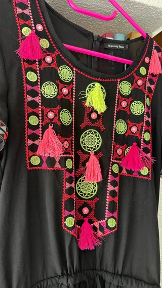 Mono negro con bordados neon