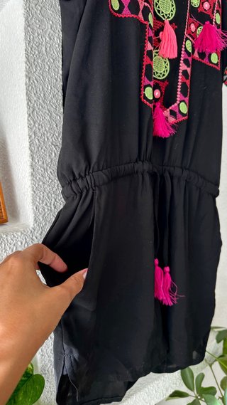 Mono negro con bordados neon