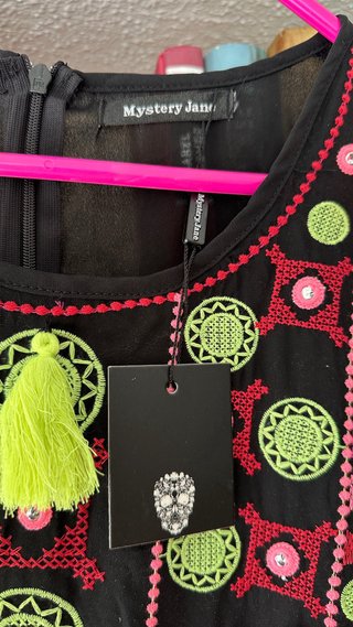 Mono negro con bordados neon